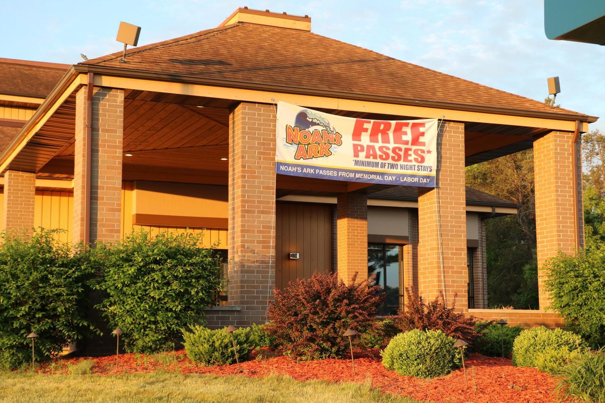 Best Western Ambassador Inn & Suites Wisconsin Dells Extérieur photo